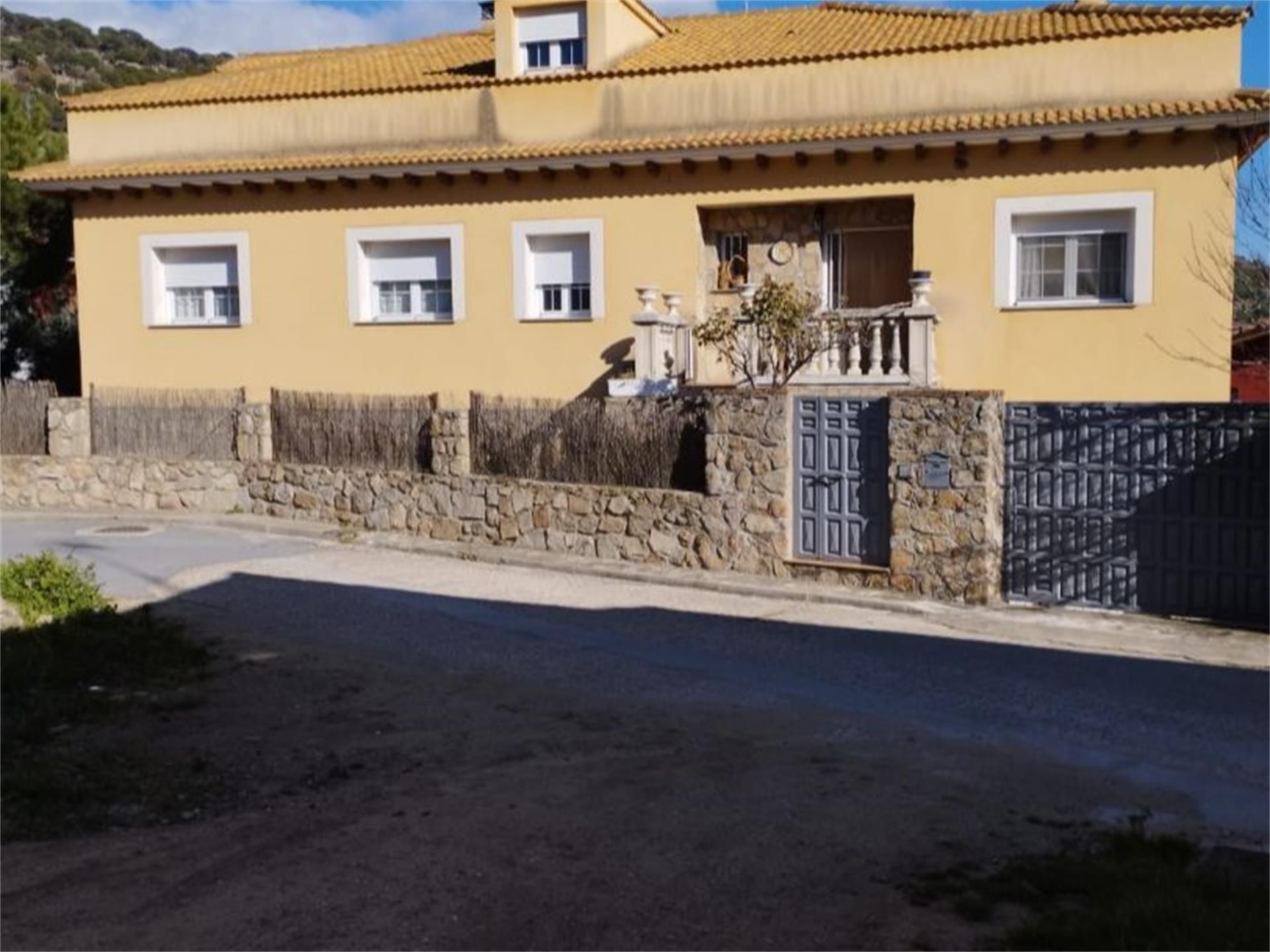 Exterior view of House or chalet for sale in El Hoyo de Pinares   with Heating, Private garden and Terrace