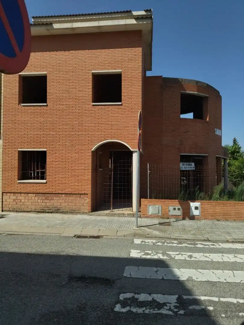 Vista exterior de Casa adosada en venda en Manresa amb Jardí privat, Terrassa i Piscina