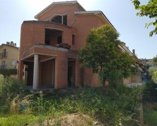 Vista exterior de Casa adosada en venda en Manresa amb Jardí privat, Terrassa i Piscina