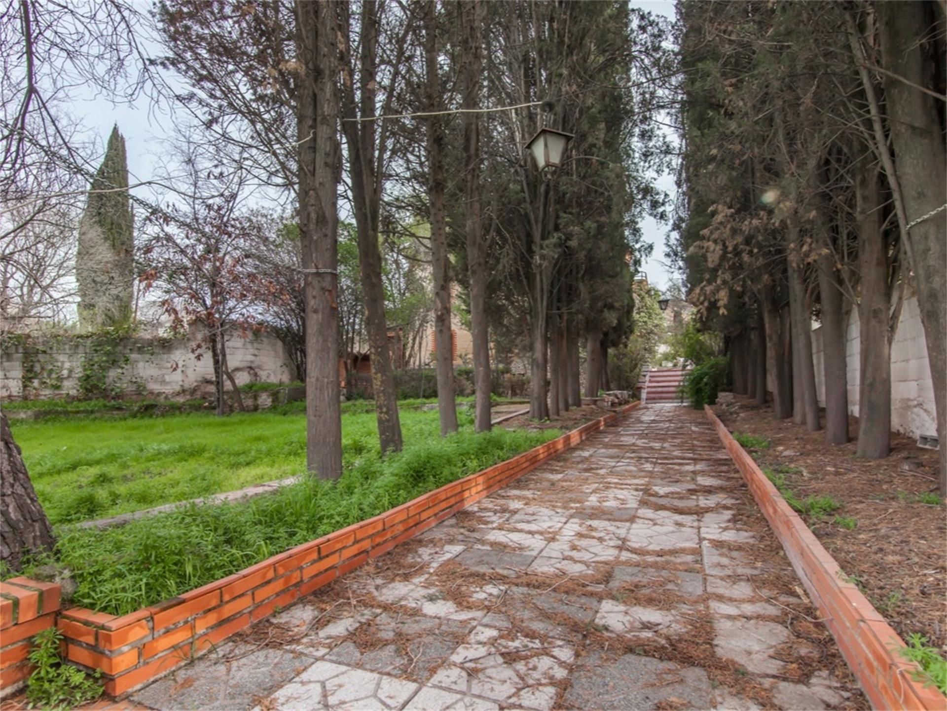 Vista exterior de Casa o xalet en venda en La Zubia amb Terrassa, Piscina i Balcó