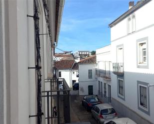Vista exterior de Pis en venda en Fuentes de León amb Aire condicionat, Terrassa i Balcó