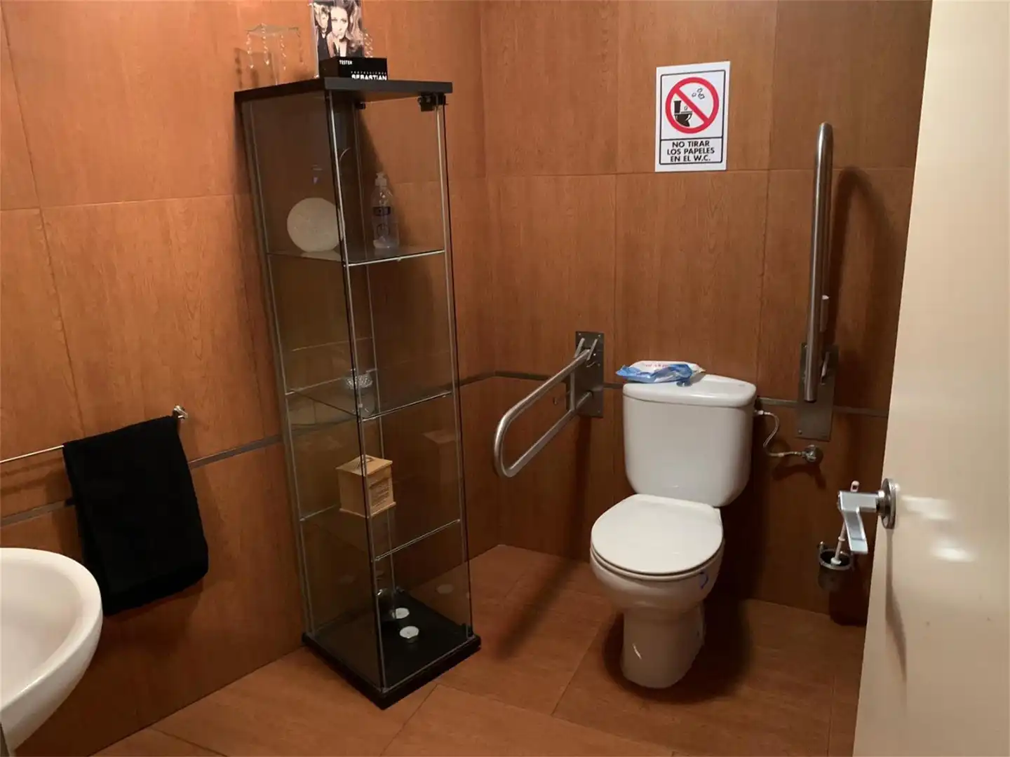 Baño de Local de alquiler en Alcalá de Guadaira con Aire acondicionado y Calefacción