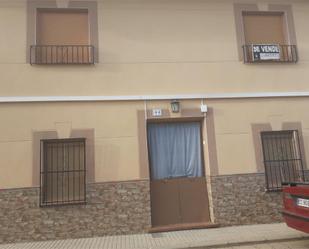 Vista exterior de Casa adosada en venda en Calzada de Calatrava amb Terrassa i Balcó