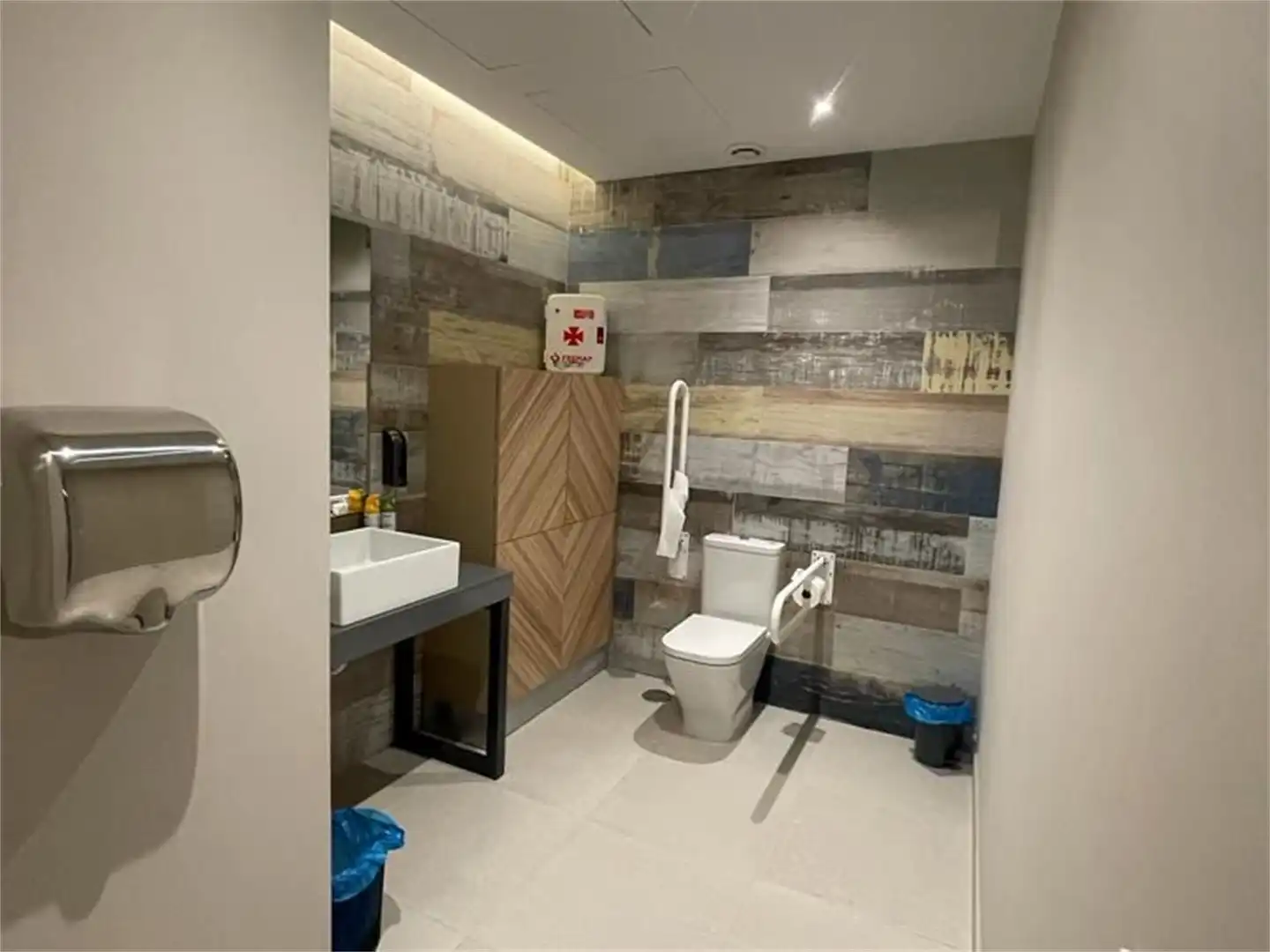 Oficina de alquiler en Calle Matas Verdes, Atalaya - Isdabe Baño de Oficina de alquiler en Estepona