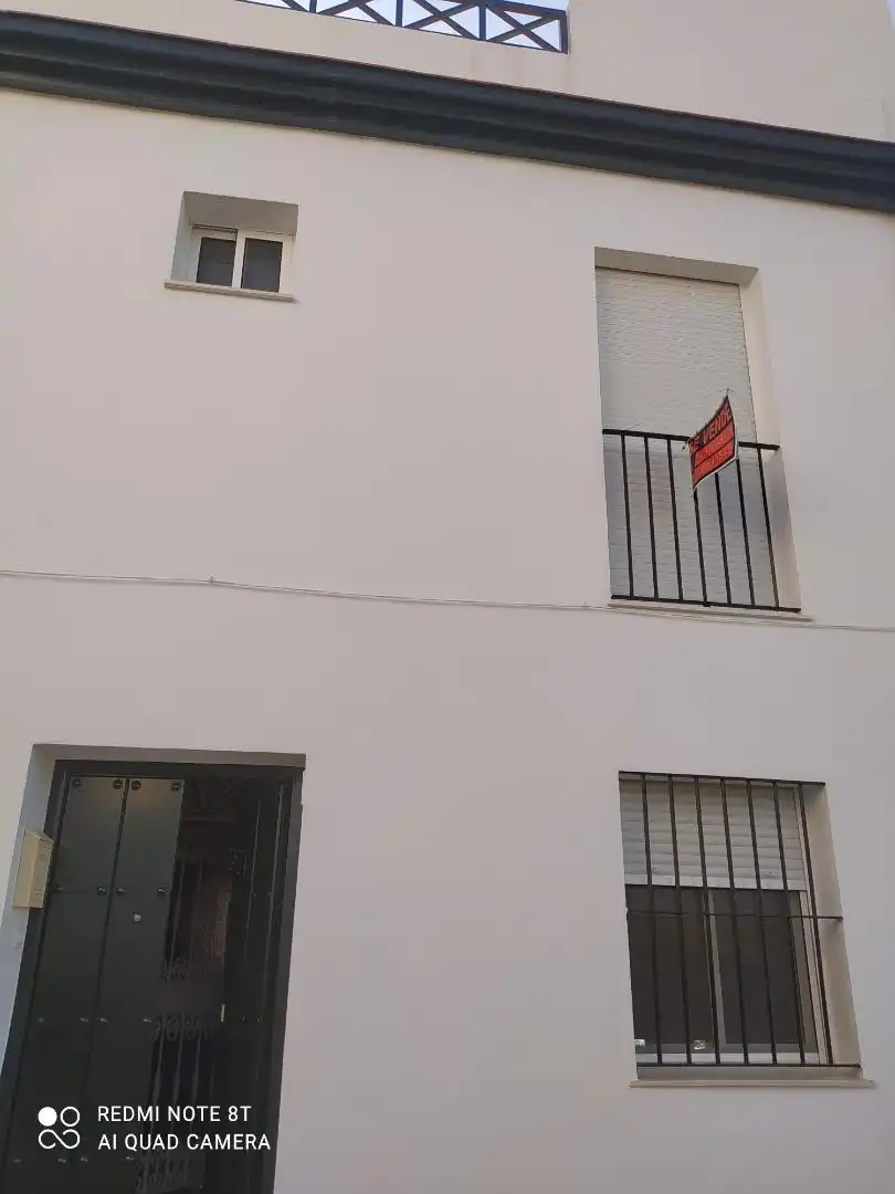 Außenansicht von Einfamilien-Reihenhaus zum Verkauf in Marchena mit Klimaanlage, Terrasse und Abstellraum
