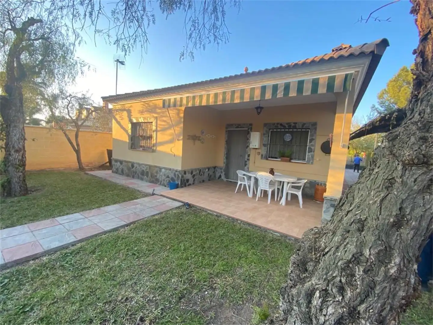 Casa o chalet en venta en Calle Chicuelo, 11, Morón de la Frontera Vista exterior de Casa o chalet en venta en Morón de la Frontera con Aire acondicionado, Terraza y Piscina