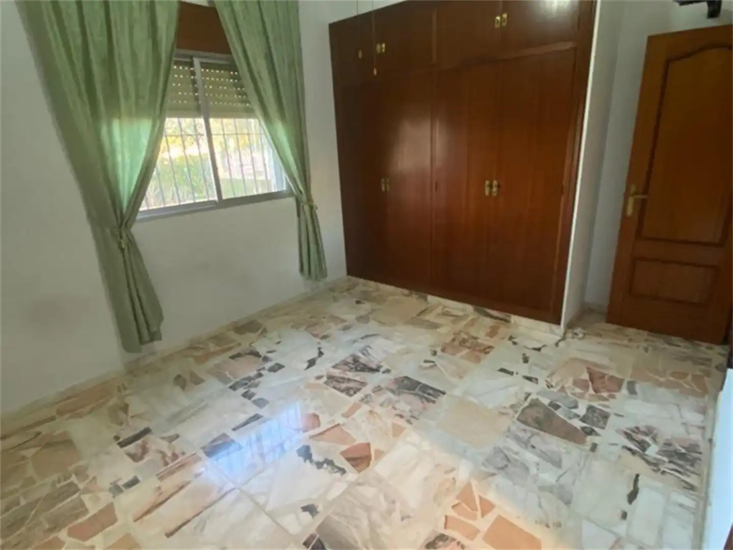 Casa o chalet en venta en Calle Chicuelo, 11, Morón de la Frontera Habitación de Casa o chalet en venta en Morón de la Frontera con Aire acondicionado, Terraza y Piscina