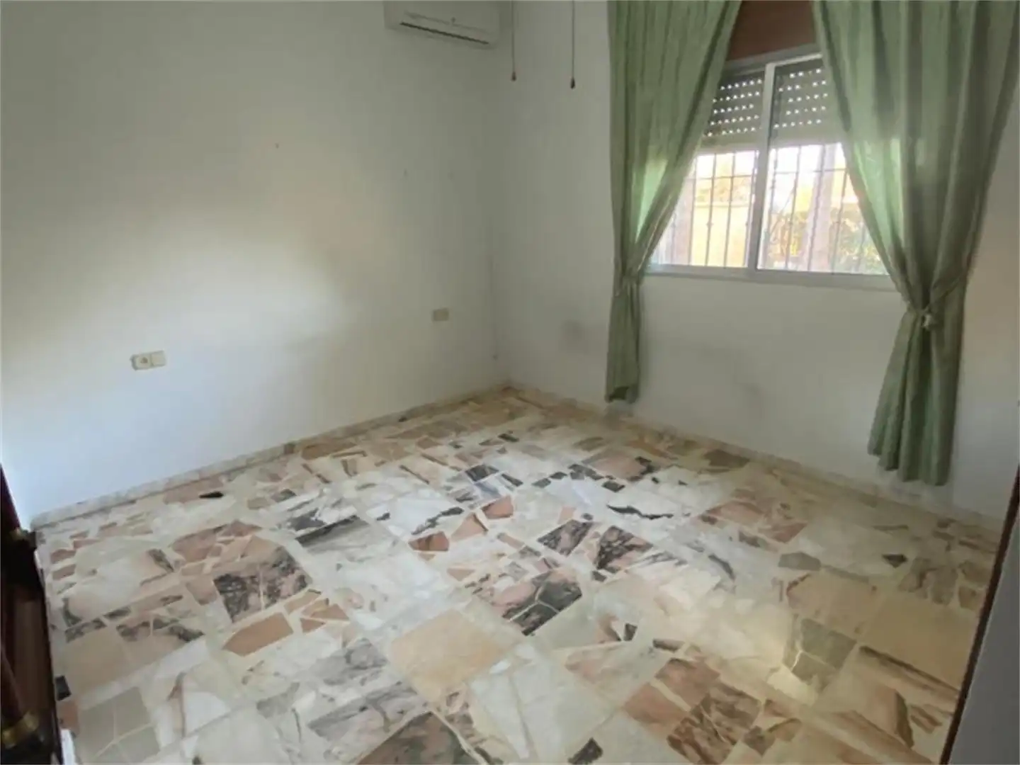 Casa o chalet en venta en Calle Chicuelo, 11, Morón de la Frontera Habitación de Casa o chalet en venta en Morón de la Frontera con Aire acondicionado, Terraza y Piscina