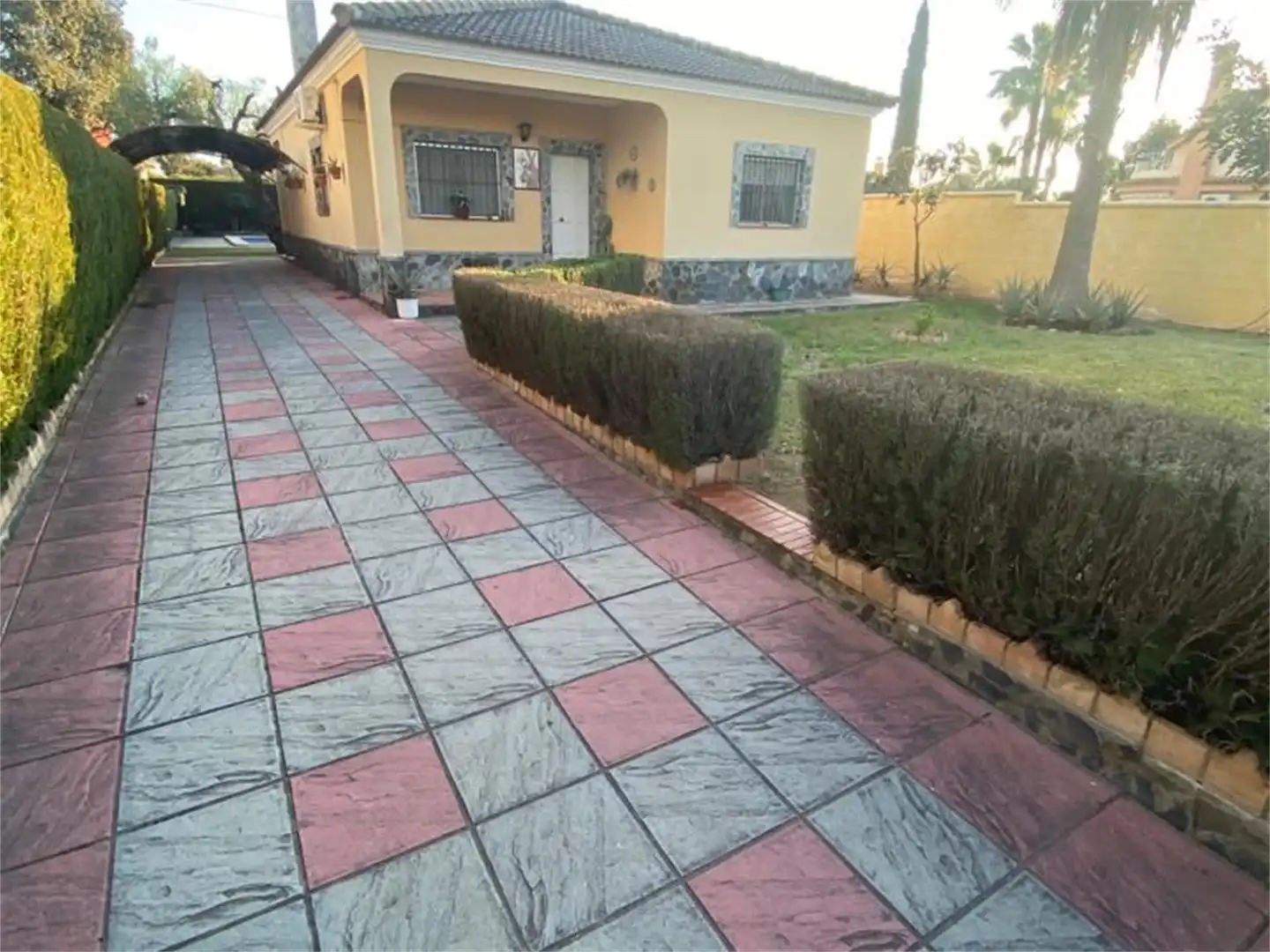 Casa o chalet en venta en Calle Chicuelo, 11, Morón de la Frontera Vista exterior de Casa o chalet en venta en Morón de la Frontera con Aire acondicionado, Terraza y Piscina