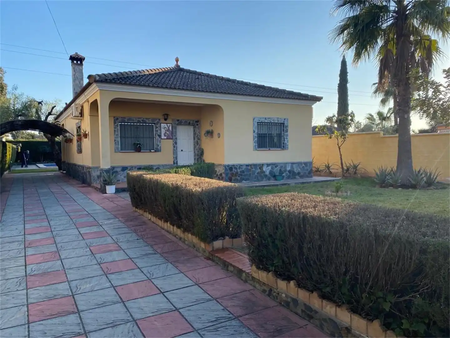 Casa o chalet en venta en Calle Chicuelo, 11, Morón de la Frontera Vista exterior de Casa o chalet en venta en Morón de la Frontera con Aire acondicionado, Terraza y Piscina