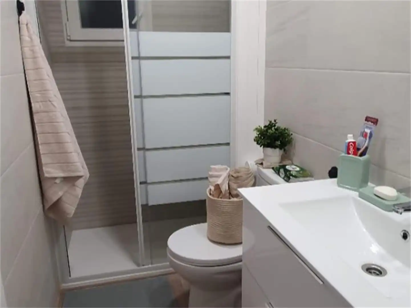 Room in Calle de Carcagente, 34, La Raïosa Bathroom of Flat for share in Valencia with Parquet flooring and Furnished