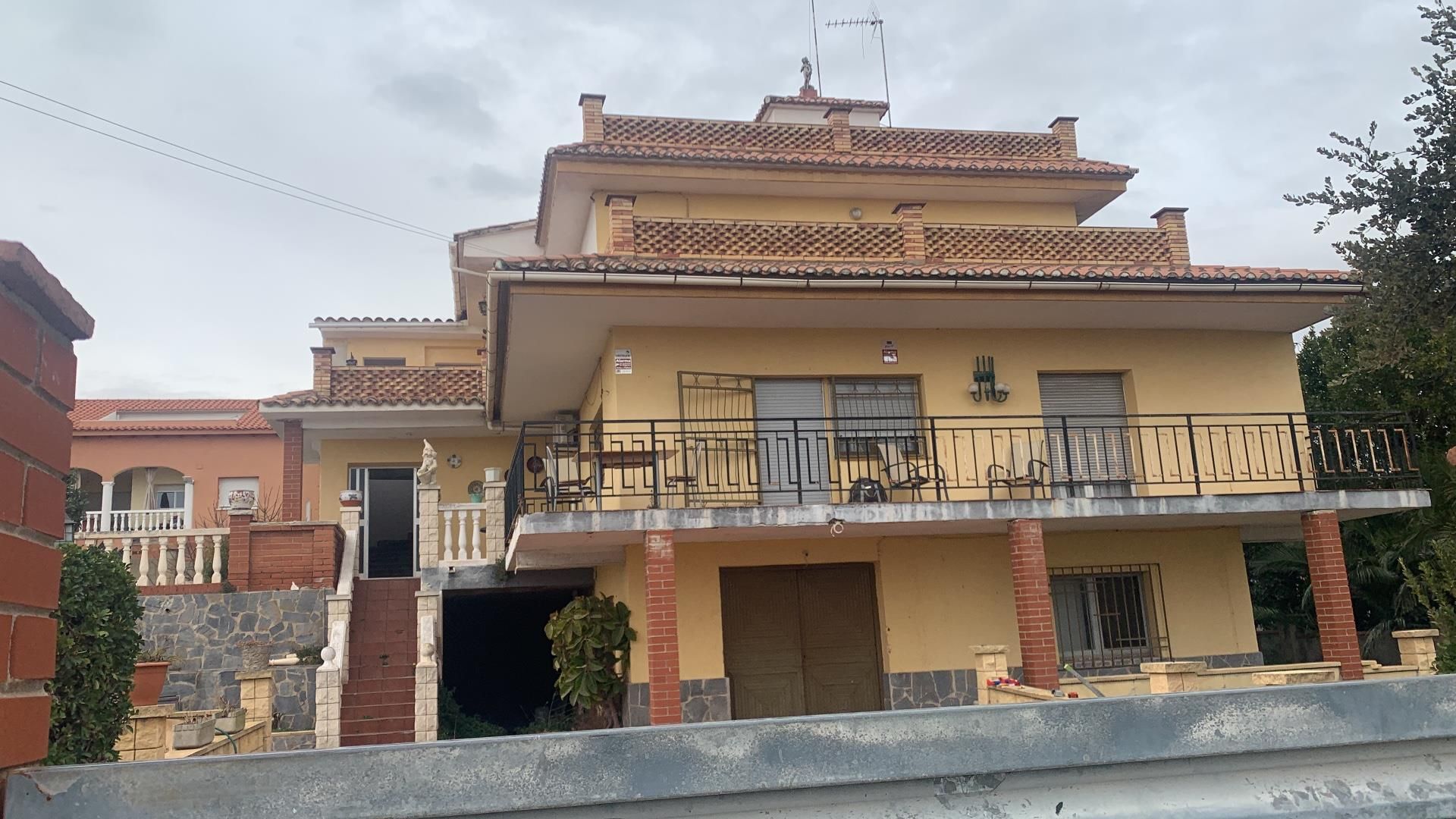Vista exterior de Casa adosada per a compartir en El Vendrell amb Aire condicionat, Calefacció i Jardí privat