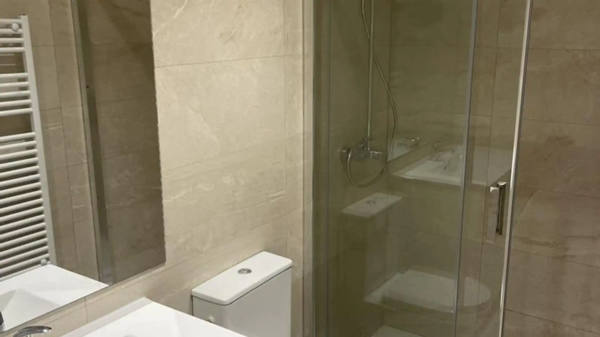 Baño de Piso para compartir en  Lleida Capital con Calefacción, Terraza y Amueblado