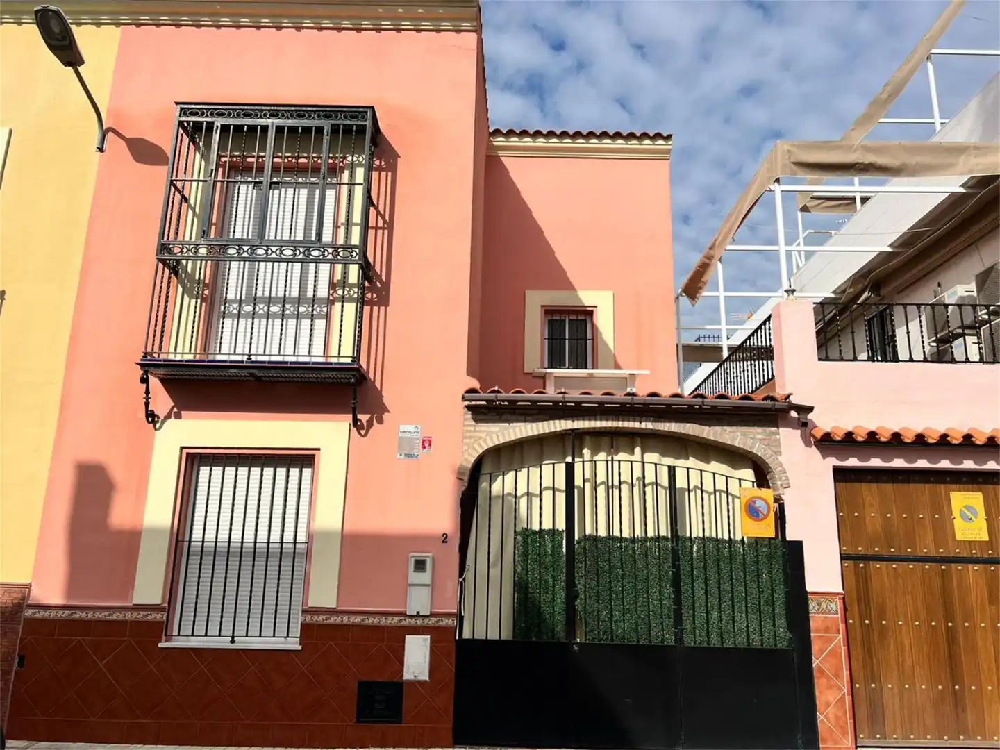 Casa adosada en venda a Calle Blas Infante, 64, Brenes Vista exterior de Casa adosada en venda en Brenes amb Aire condicionat i Terrassa