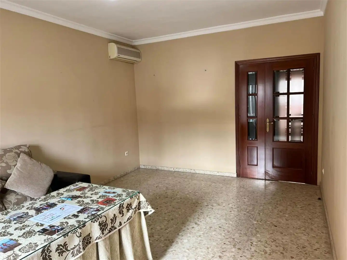 Casa adosada en venda a Calle Blas Infante, 64, Brenes Sala d'estar de Casa adosada en venda en Brenes amb Aire condicionat i Terrassa