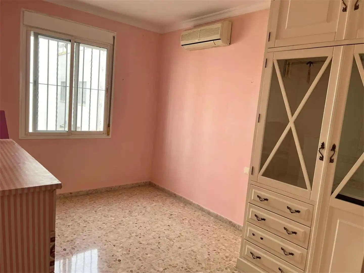 Casa adosada en venda a Calle Blas Infante, 64, Brenes Dormitori de Casa adosada en venda en Brenes amb Aire condicionat i Terrassa