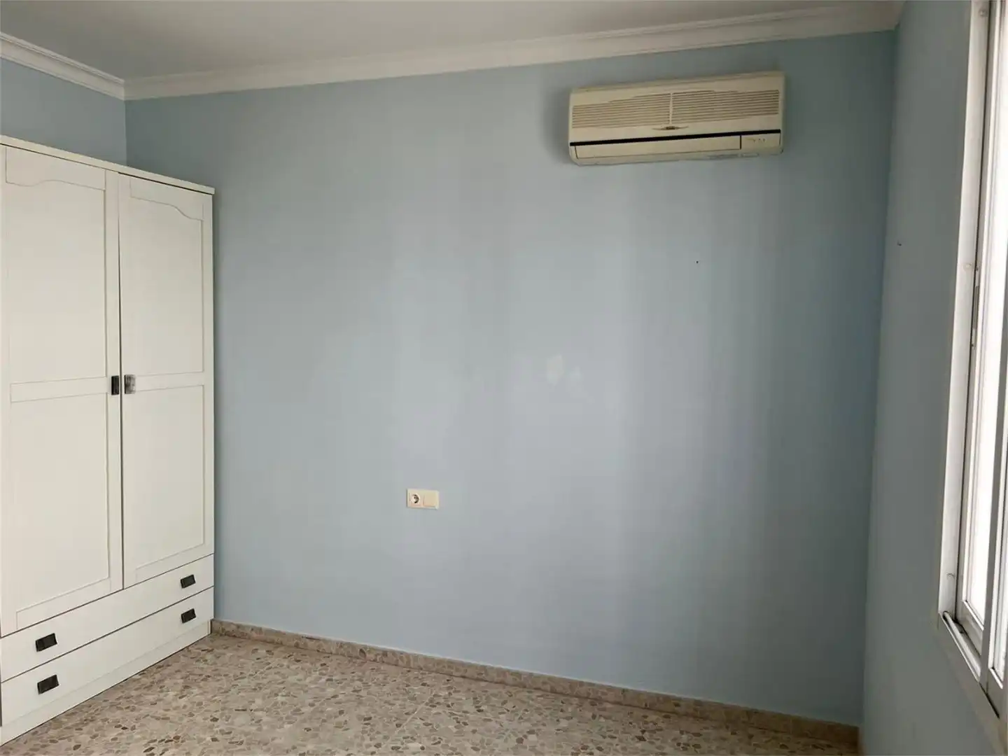 Casa adosada en venda a Calle Blas Infante, 64, Brenes Dormitori de Casa adosada en venda en Brenes amb Aire condicionat i Terrassa