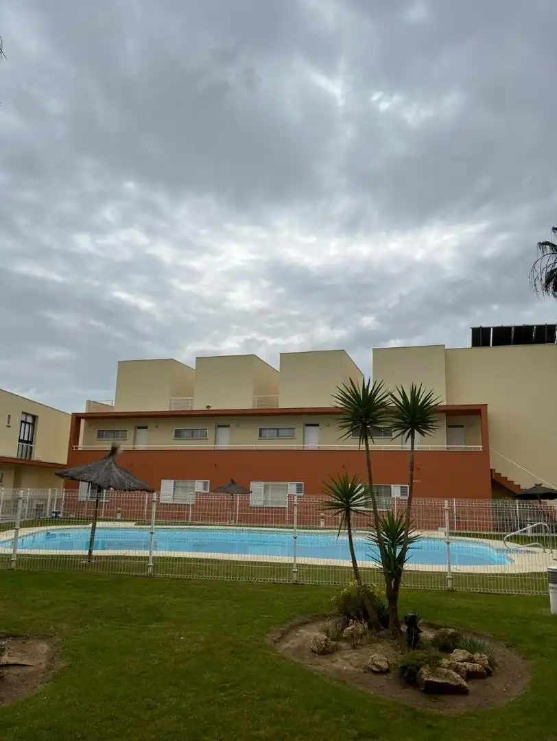 Casa adosada de alquiler en Avenida Andalucía, Las Torres - Guadalupe Piscina de Casa adosada de alquiler en Huelva con Jardín privado, Terraza y Piscina