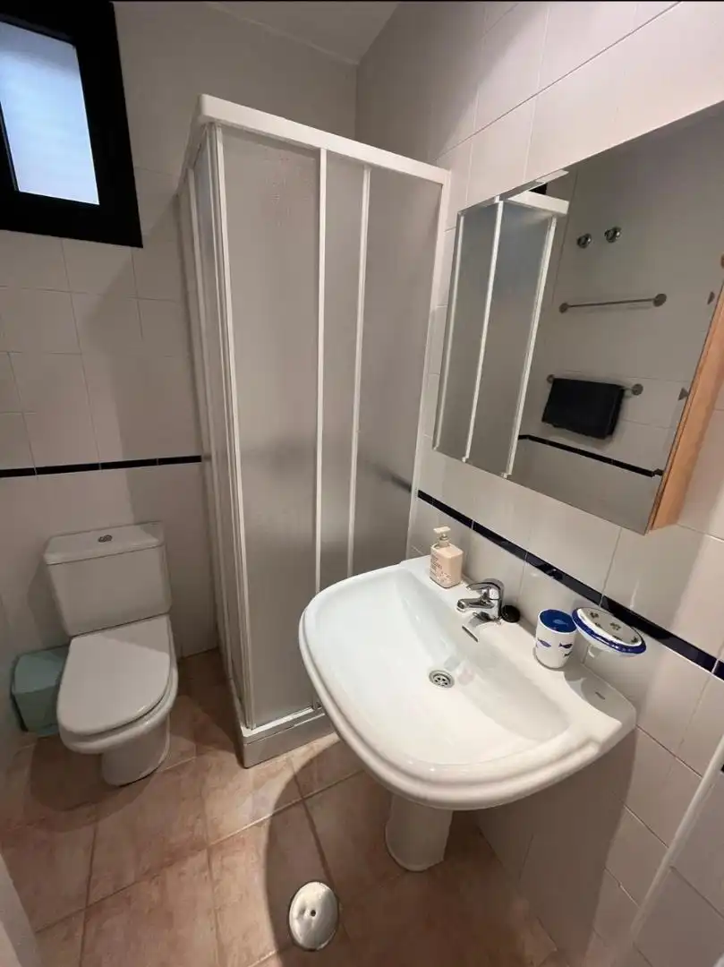 Casa adosada de alquiler en Avenida Andalucía, Las Torres - Guadalupe Baño de Casa adosada de alquiler en Huelva con Jardín privado, Terraza y Piscina