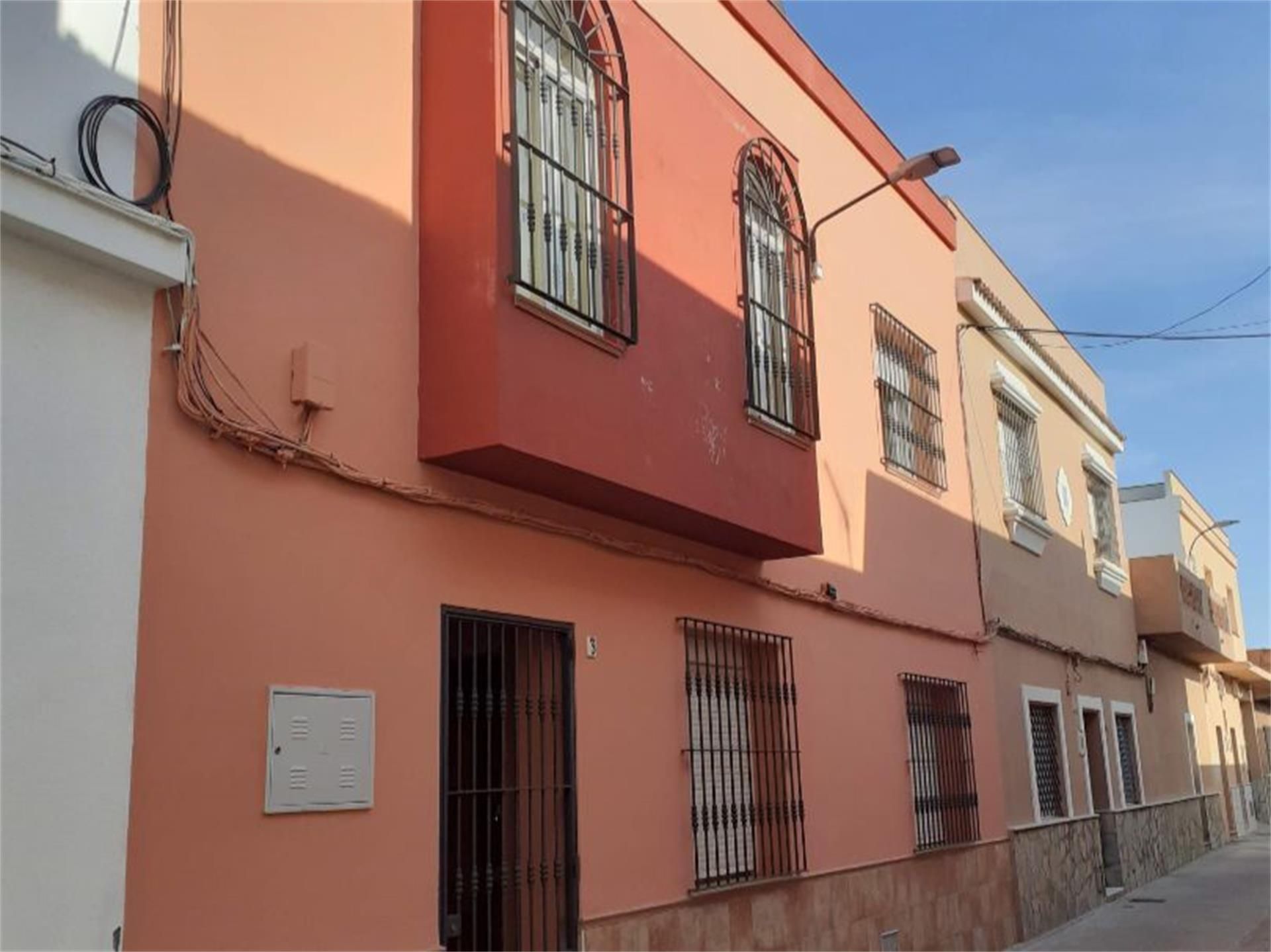 Vista exterior de Casa adosada en venda en La Línea de la Concepción amb Aire condicionat, Parquet i Terrassa
