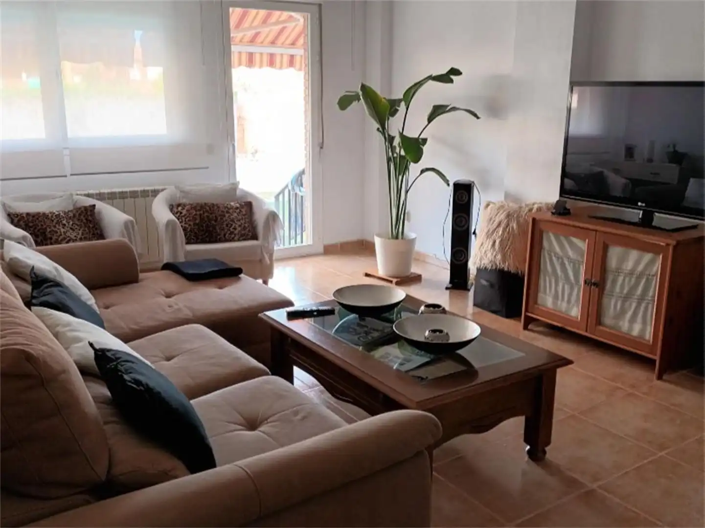 Sala d'estar de Casa o xalet en venda en Torres de la Alameda amb Aire condicionat, Calefacció i Jardí privat