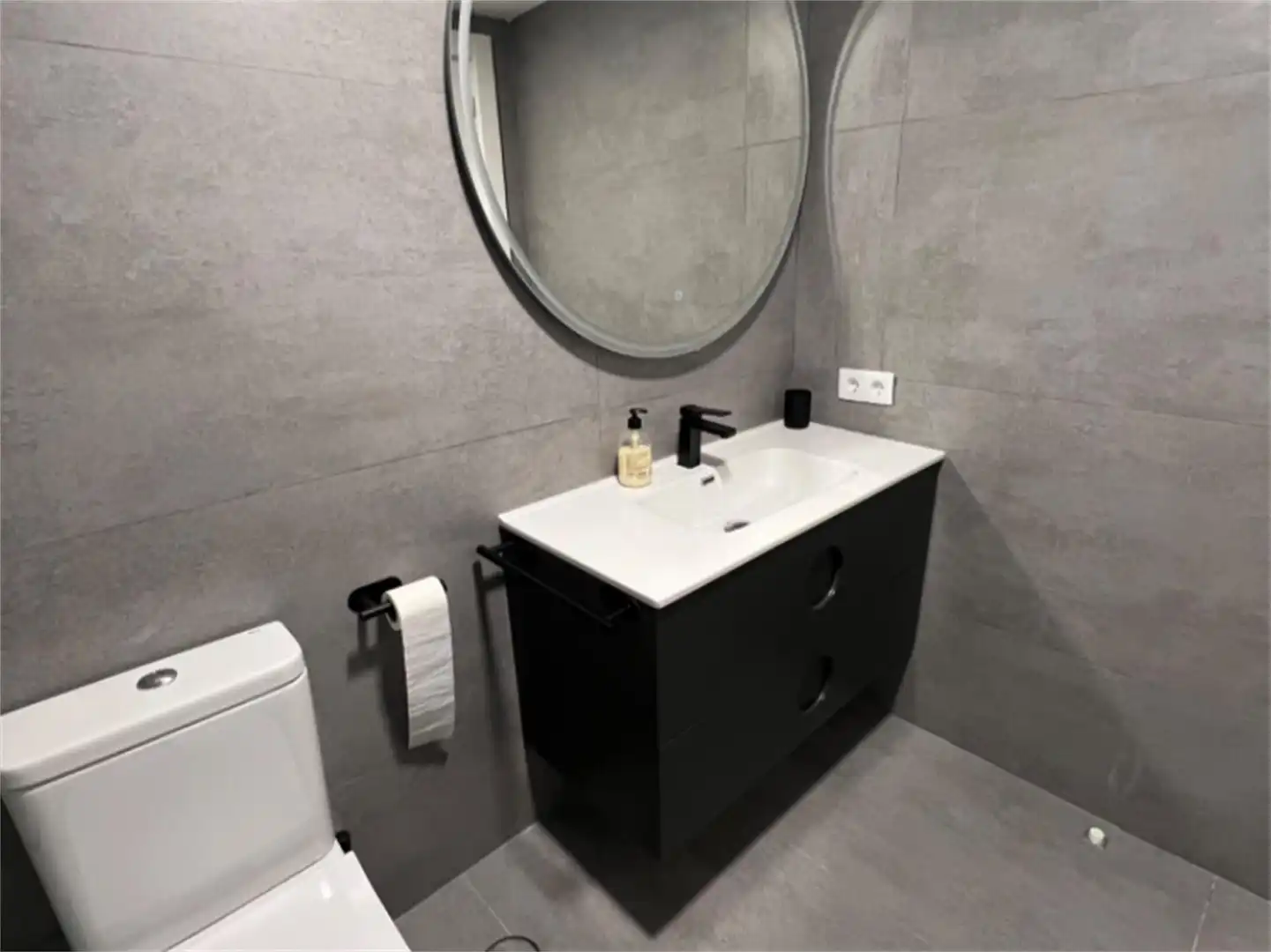 Flat for rent in Calle Santander, 10, Playa Poniente Bathroom of Flat for rent in Benidorm with Air Conditioner, Swimming Pool and Furnished