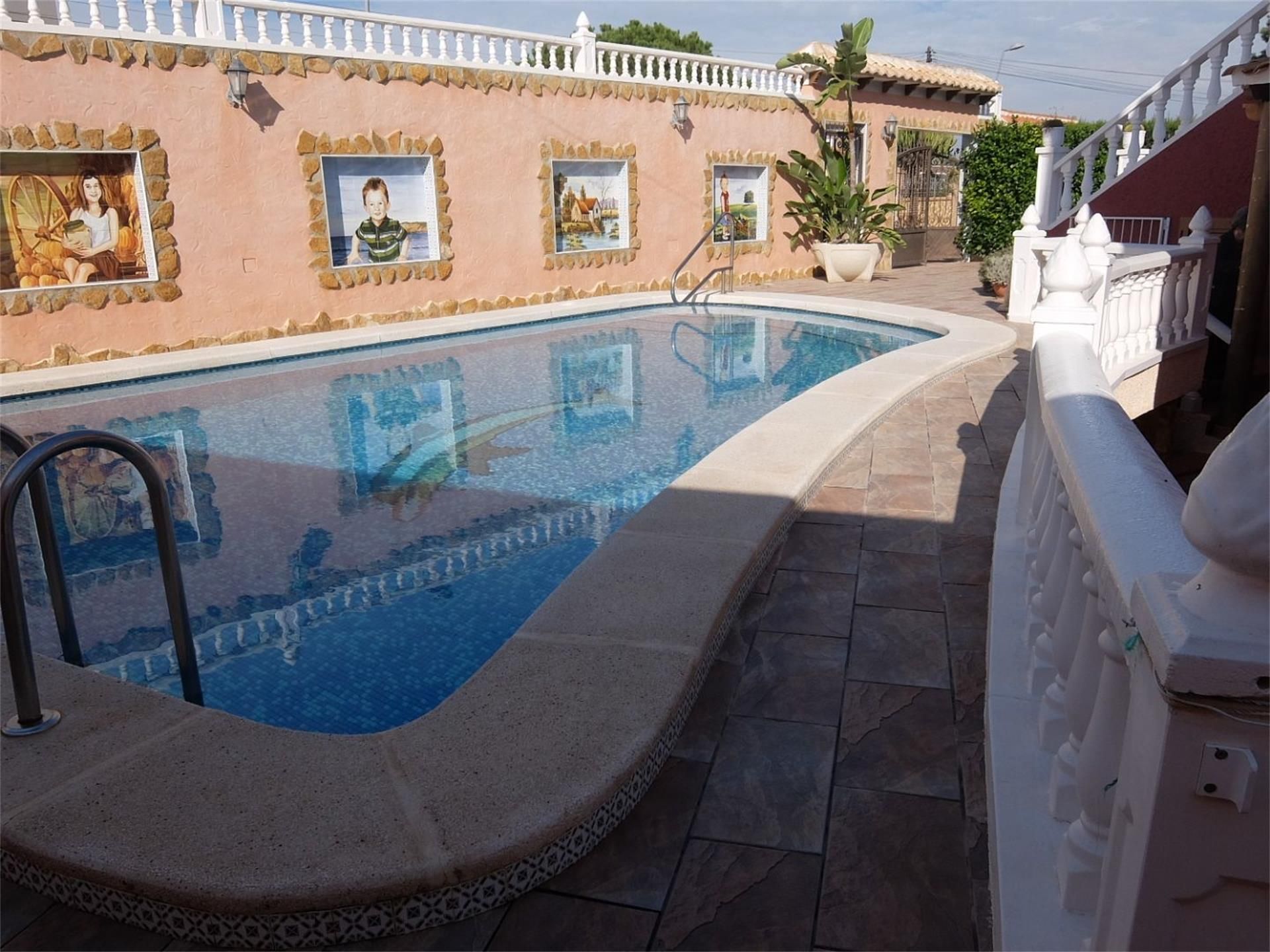 Swimming pool of House or chalet for sale in Torrevieja  with Air Conditioner, Private garden and Terrace