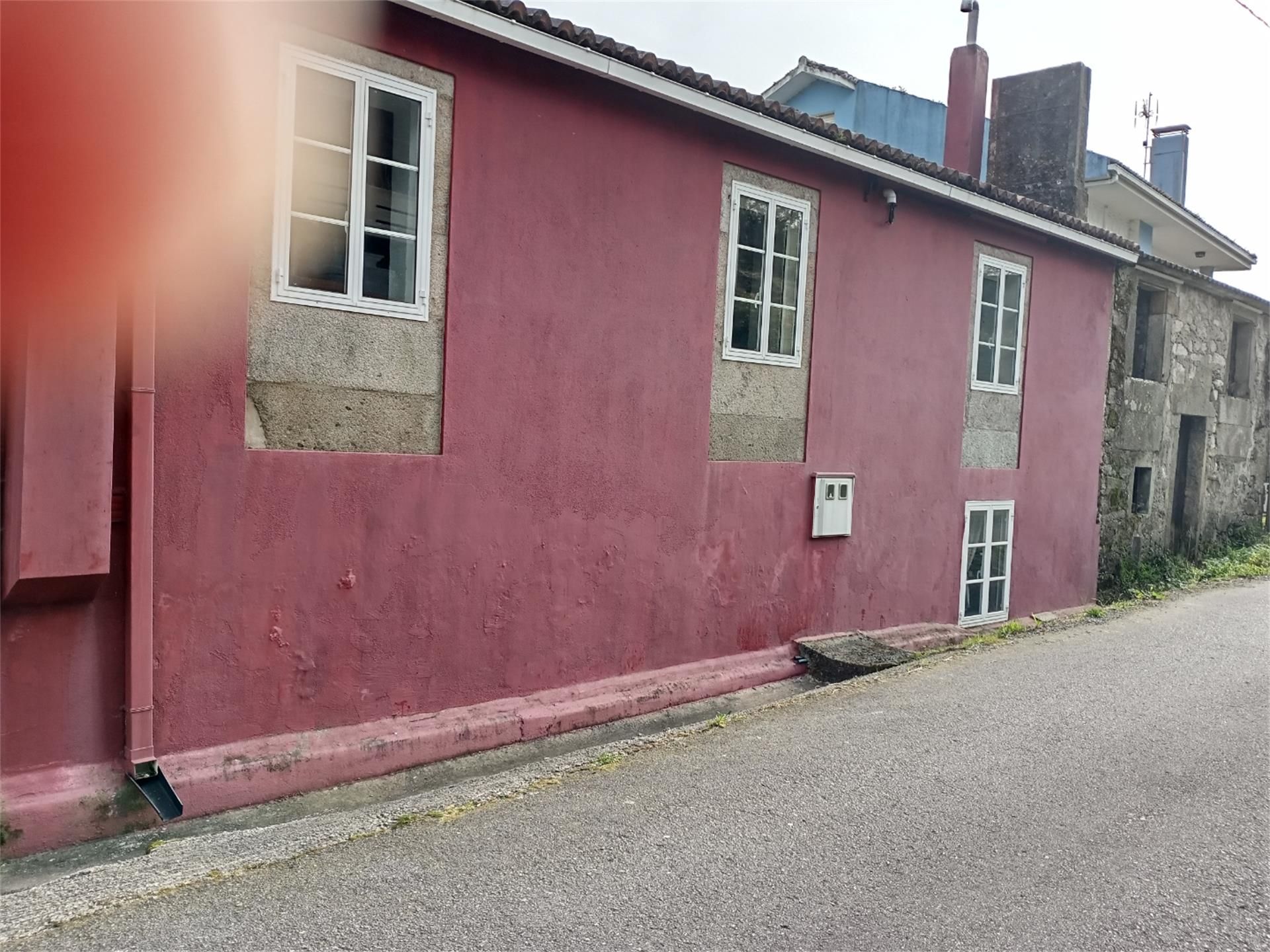 Vista exterior de Casa adosada en venda en Outes amb Jardí privat, Terrassa i Traster