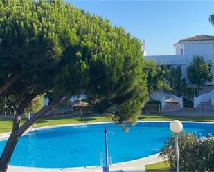 Jardí de Apartament de lloguer en Chiclana de la Frontera amb Aire condicionat, Terrassa i Piscina