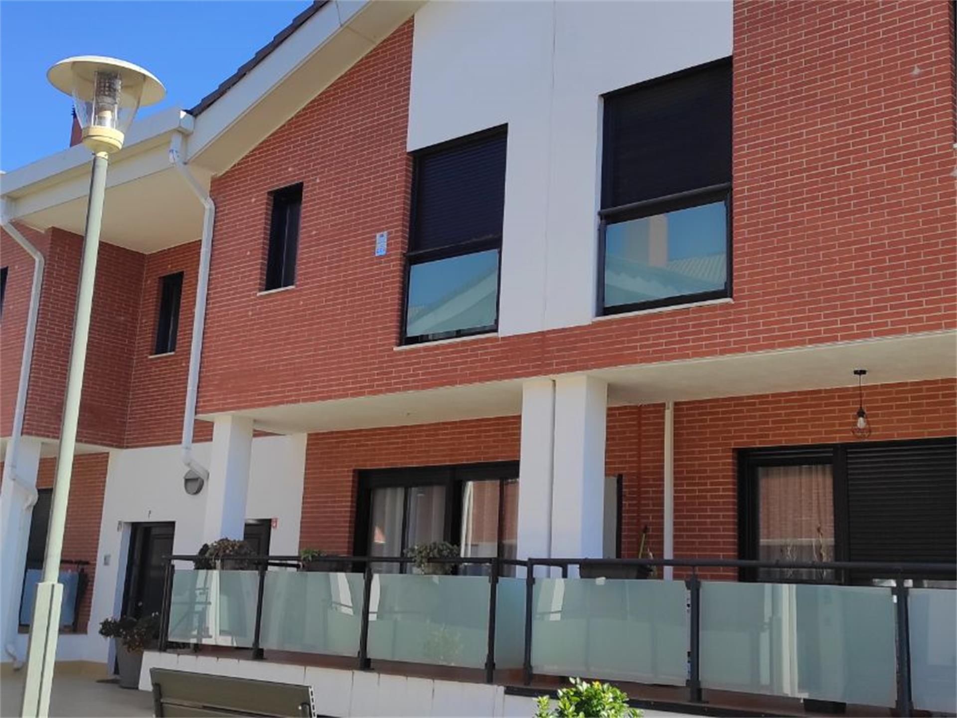 Casa adosada en venda a Calle Nueva, 6, Santa Cruz del Retamar pueblo Vista exterior de Casa adosada en venda en Santa Cruz del Retamar amb Aire condicionat, Terrassa i Piscina