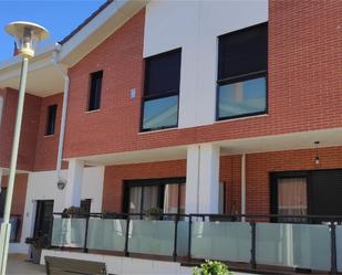 Vista exterior de Casa o xalet en venda en Santa Cruz del Retamar amb Aire condicionat, Terrassa i Piscina