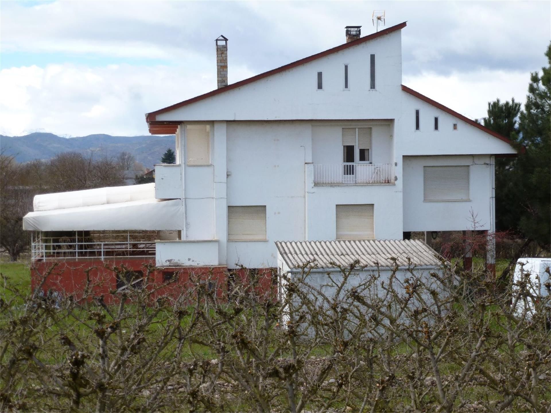 Vista exterior de Casa o xalet en venda en Ponferrada amb Calefacció, Jardí privat i Terrassa