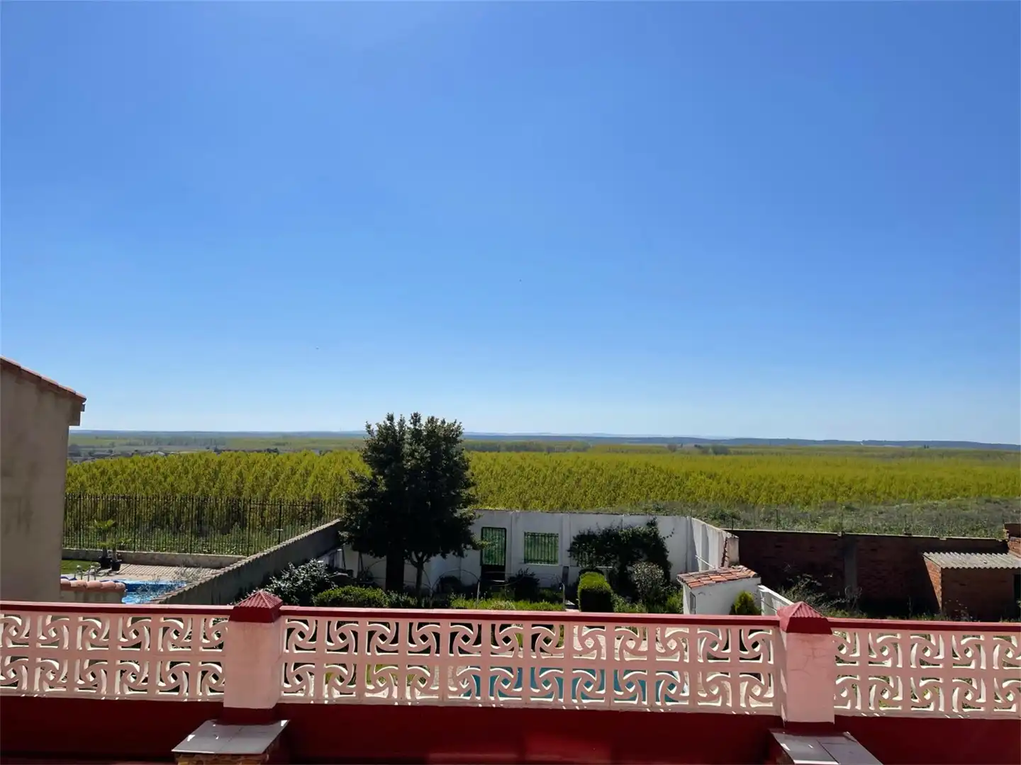 Casa o xalet en venda a Calle de la Zarza, 12, Benavente Vista exterior de Casa o xalet en venda en Benavente amb Calefacció, Jardí privat i Parquet