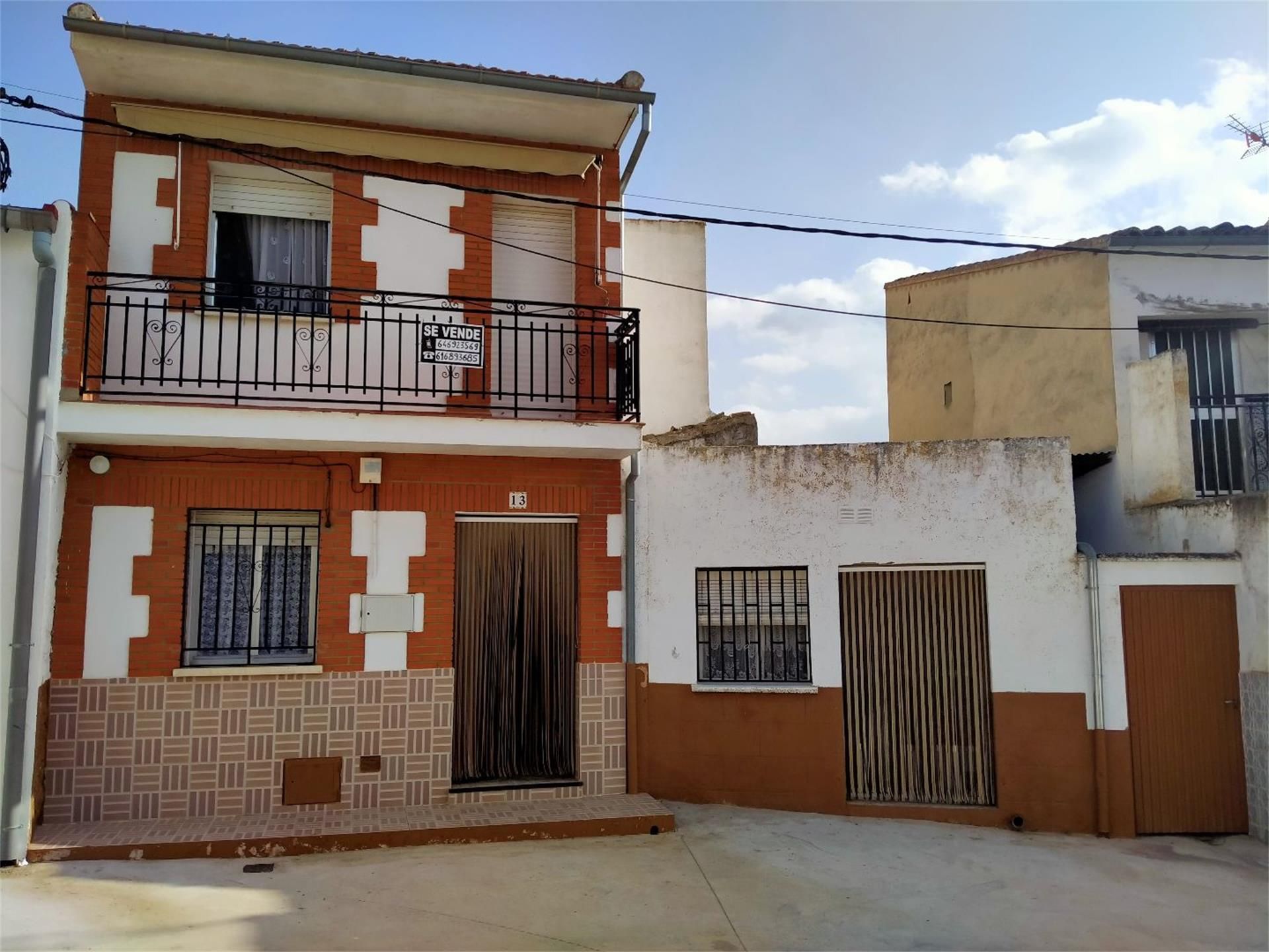Vista exterior de Casa adosada en venda en Villar del Pedroso amb Terrassa i Balcó