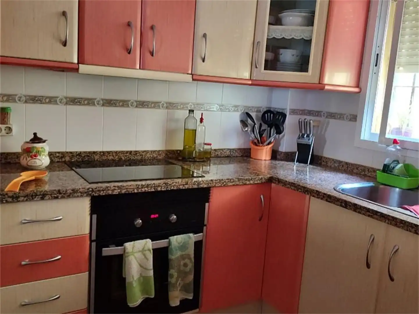 Cuina de Casa o xalet en venda en Vélez-Málaga amb Jardí privat, Terrassa i Piscina