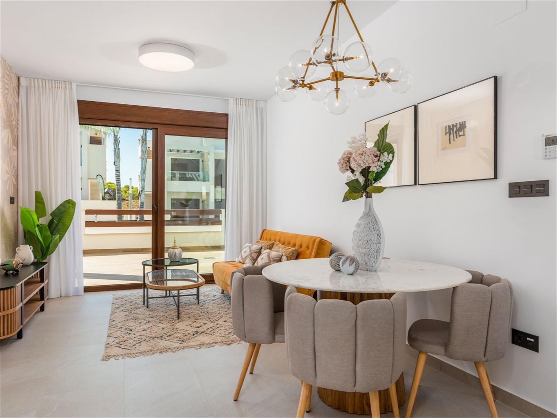 Casa adosada en venda a Calle Calpe, 11, Los Balcones - Los Altos Sala d'estar de Casa adosada en venda en Torrevieja amb Aire condicionat, Terrassa i Piscina