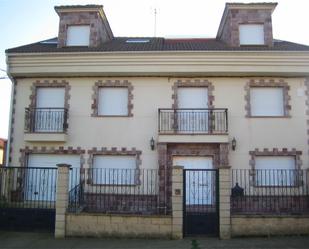 Vista exterior de Casa o xalet en venda en Gradefes amb Terrassa, Piscina i Balcó