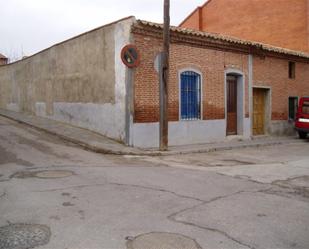 Vista exterior de Planta baixa en venda en Ataquines amb Jardí privat i Moblat