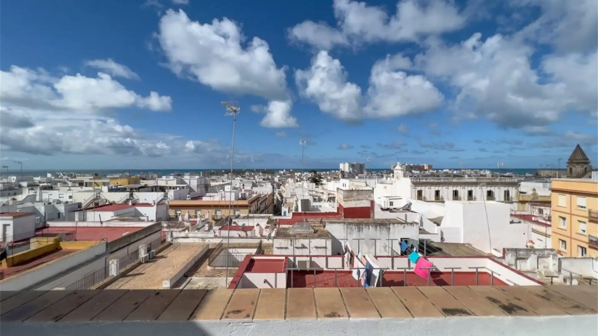 Vista exterior de Piso en venta en  Cádiz Capital con Terraza, Trastero y Amueblado