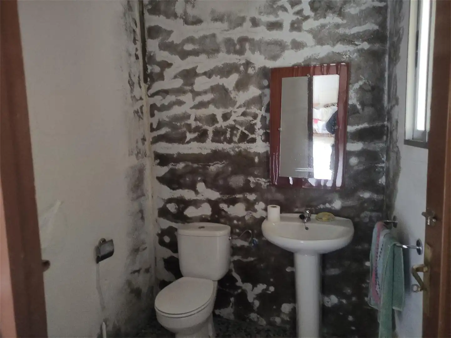 Badezimmer von Garage zum Verkauf in Madroñera mit Möbliert