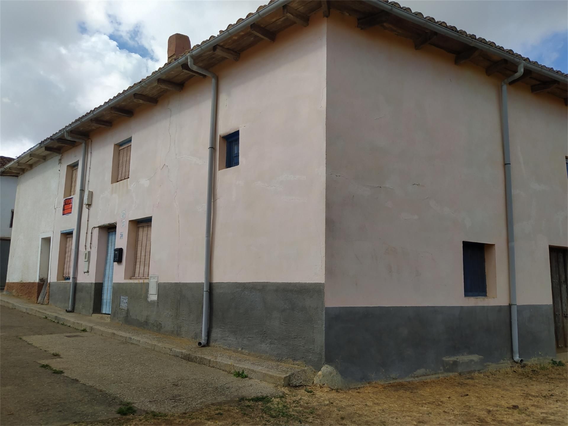 Exterior view of Single-family semi-detached for sale in Gradefes  with Heating, Furnished and Oven