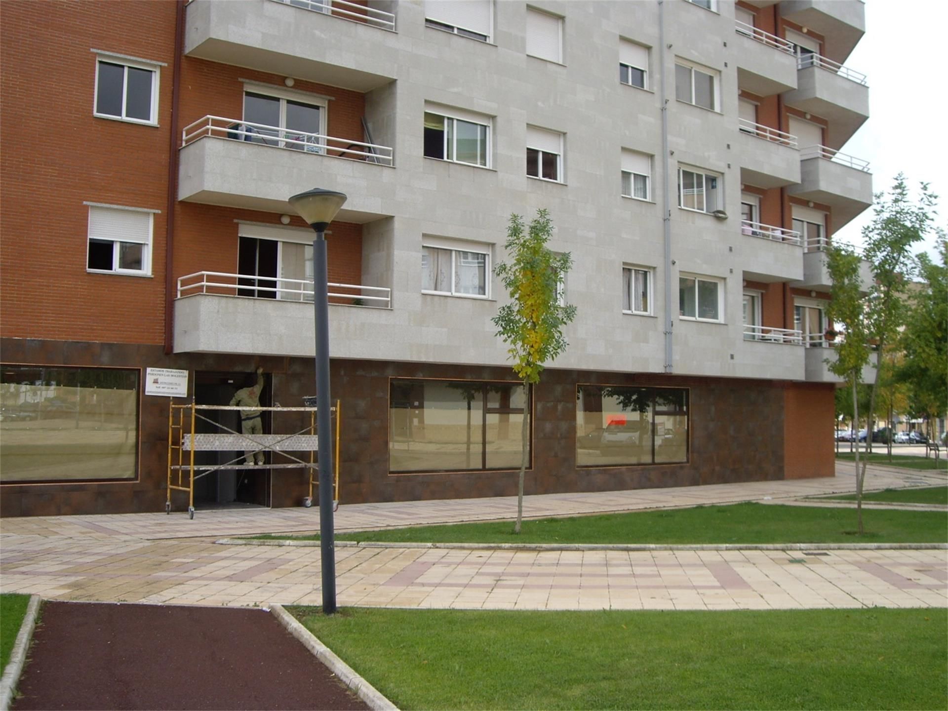 Vista exterior de Local en venda en León Capital  amb Aire condicionat, Calefacció i Parquet