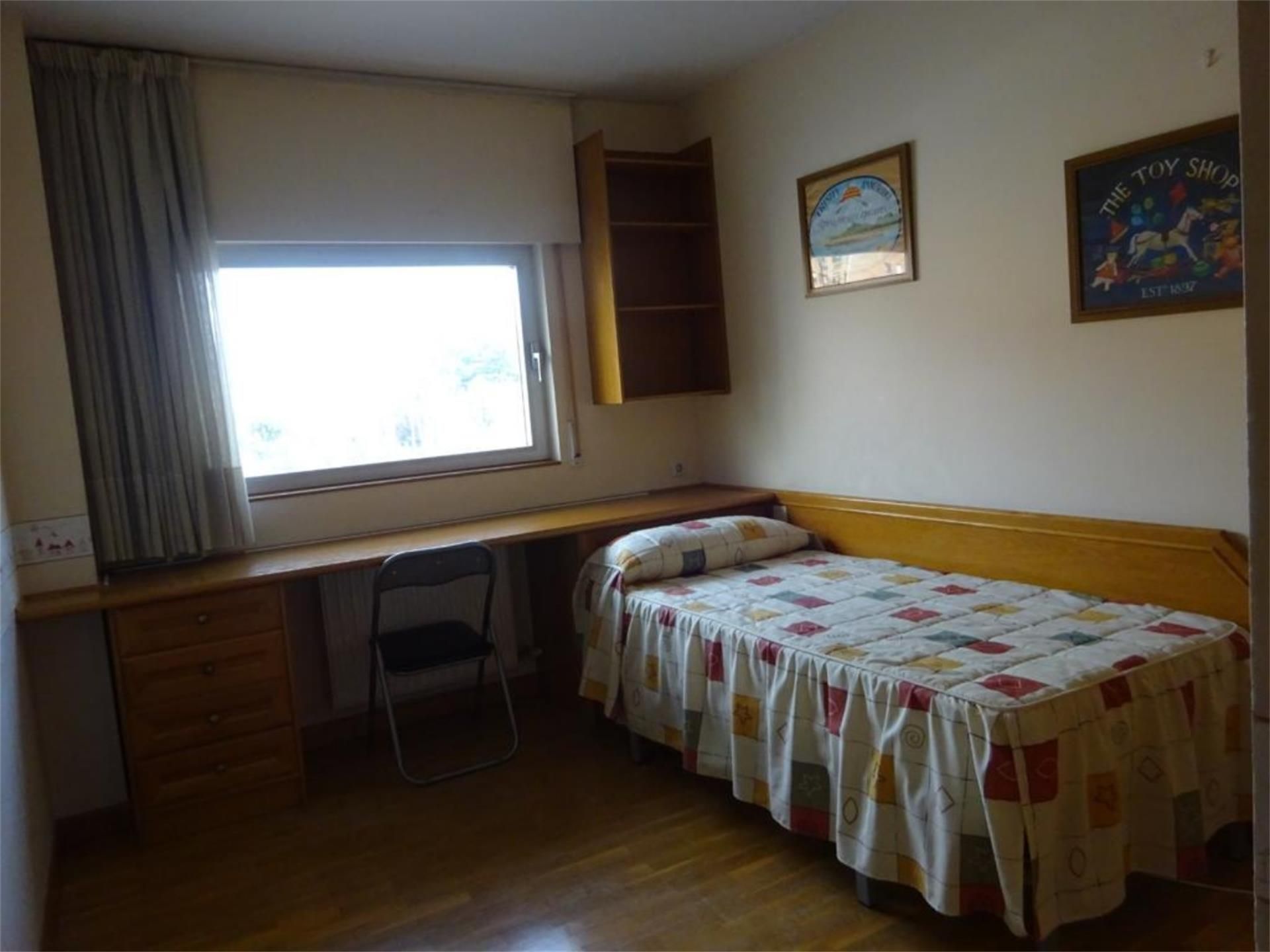 Bedroom of Flat to share in  Pamplona / Iruña  with Parquet flooring, Furnished and Balcony
