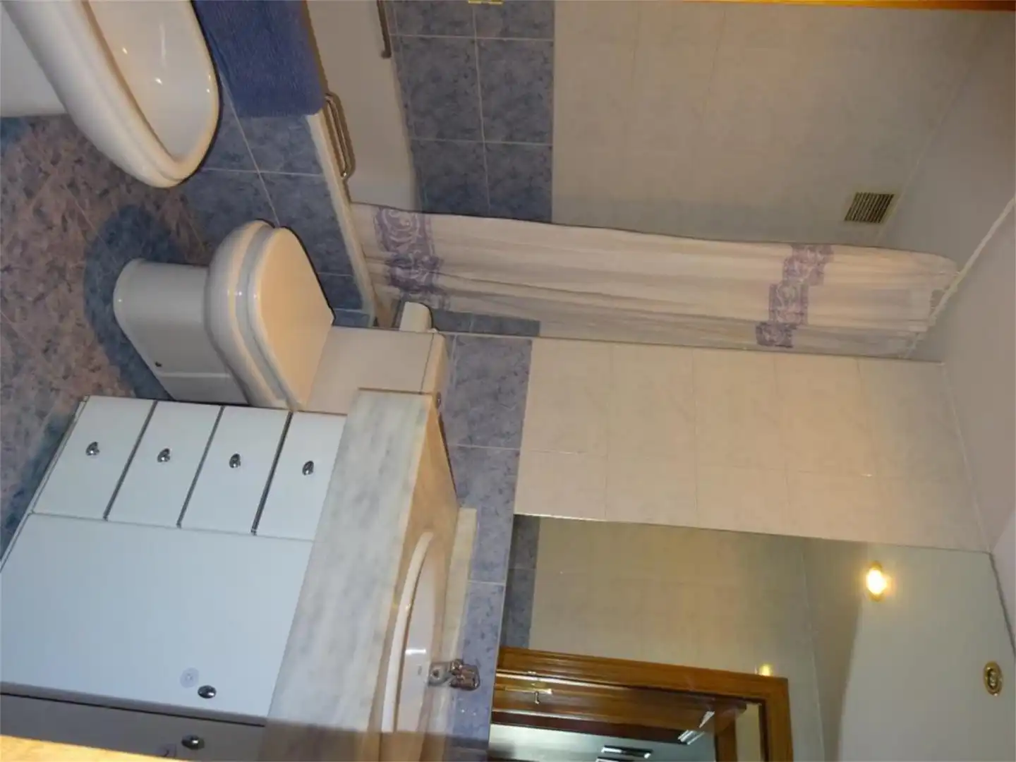 Bathroom of Flat for share in  Pamplona / Iruña  with Parquet flooring, Furnished and Balcony