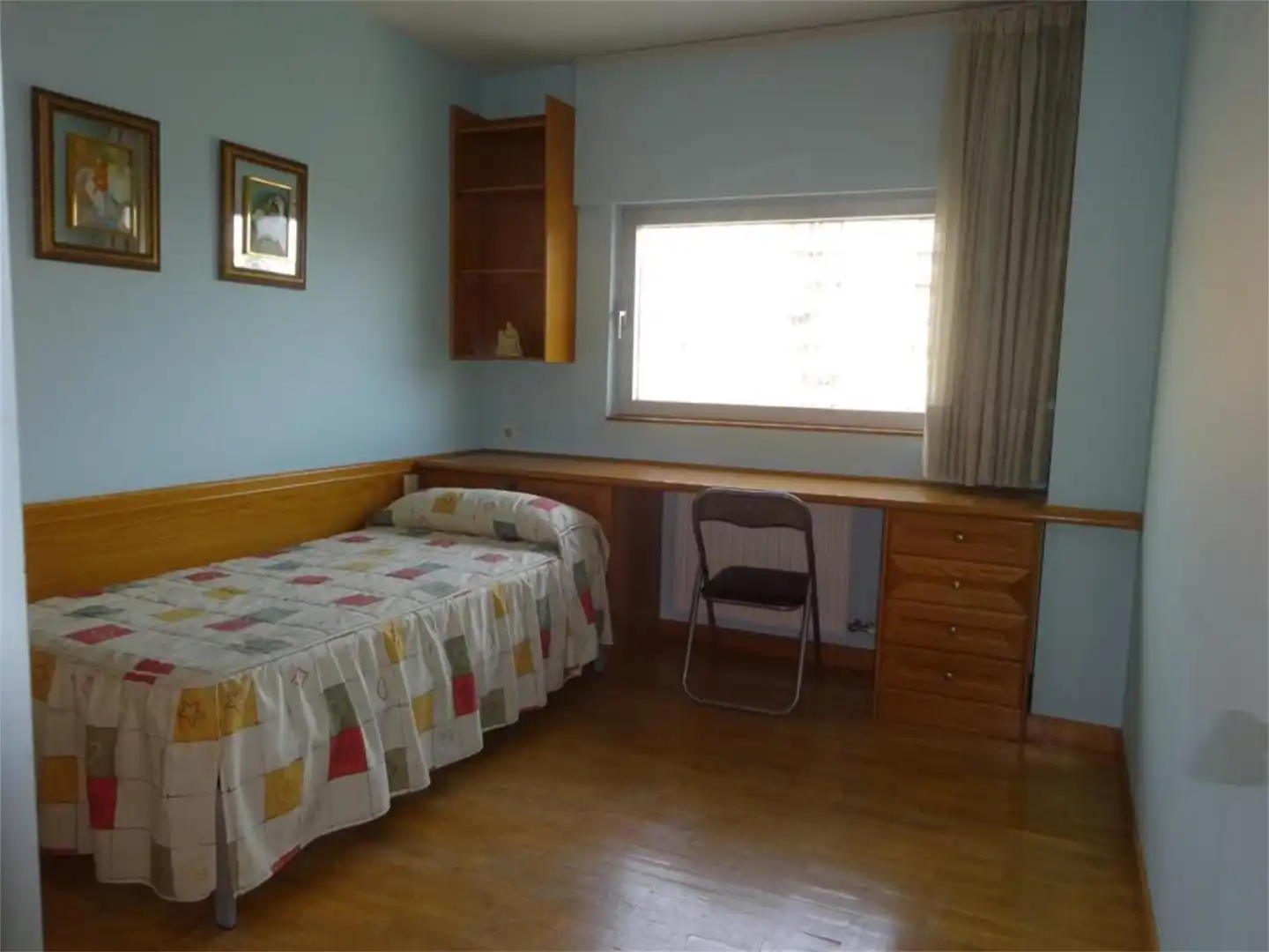 Bedroom of Flat for share in  Pamplona / Iruña  with Parquet flooring, Furnished and Balcony