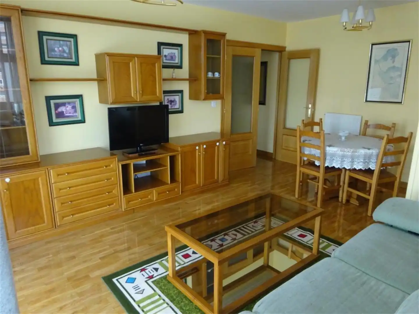 Living room of Flat for share in  Pamplona / Iruña  with Parquet flooring, Furnished and Balcony