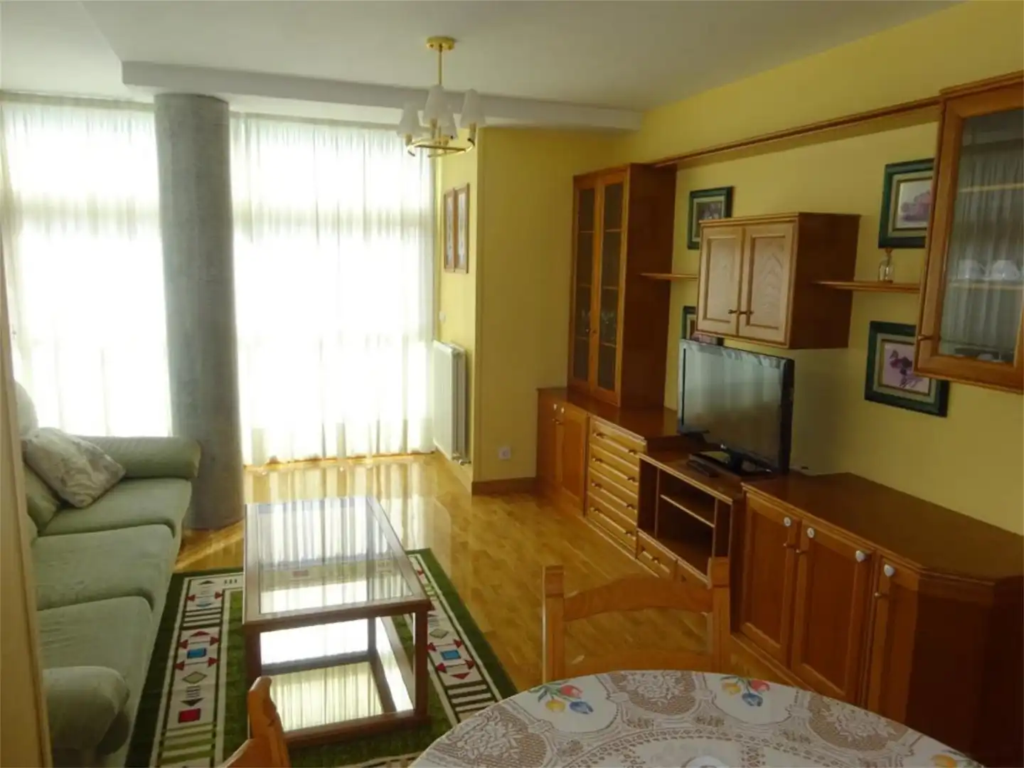 Living room of Flat for share in  Pamplona / Iruña  with Parquet flooring, Furnished and Balcony