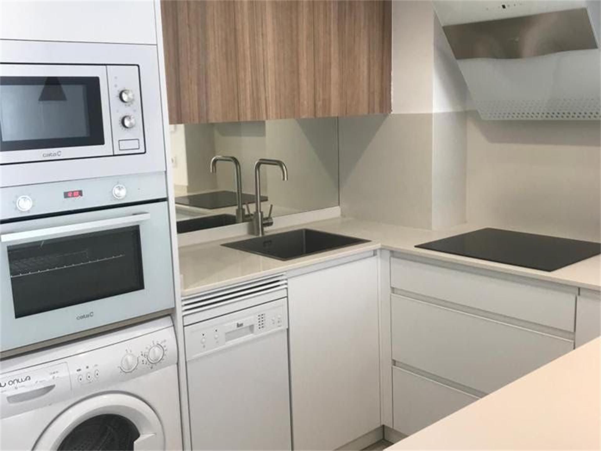 Cuina de Apartament de lloguer en  Madrid Capital amb Aire condicionat, Calefacció i Jardí privat