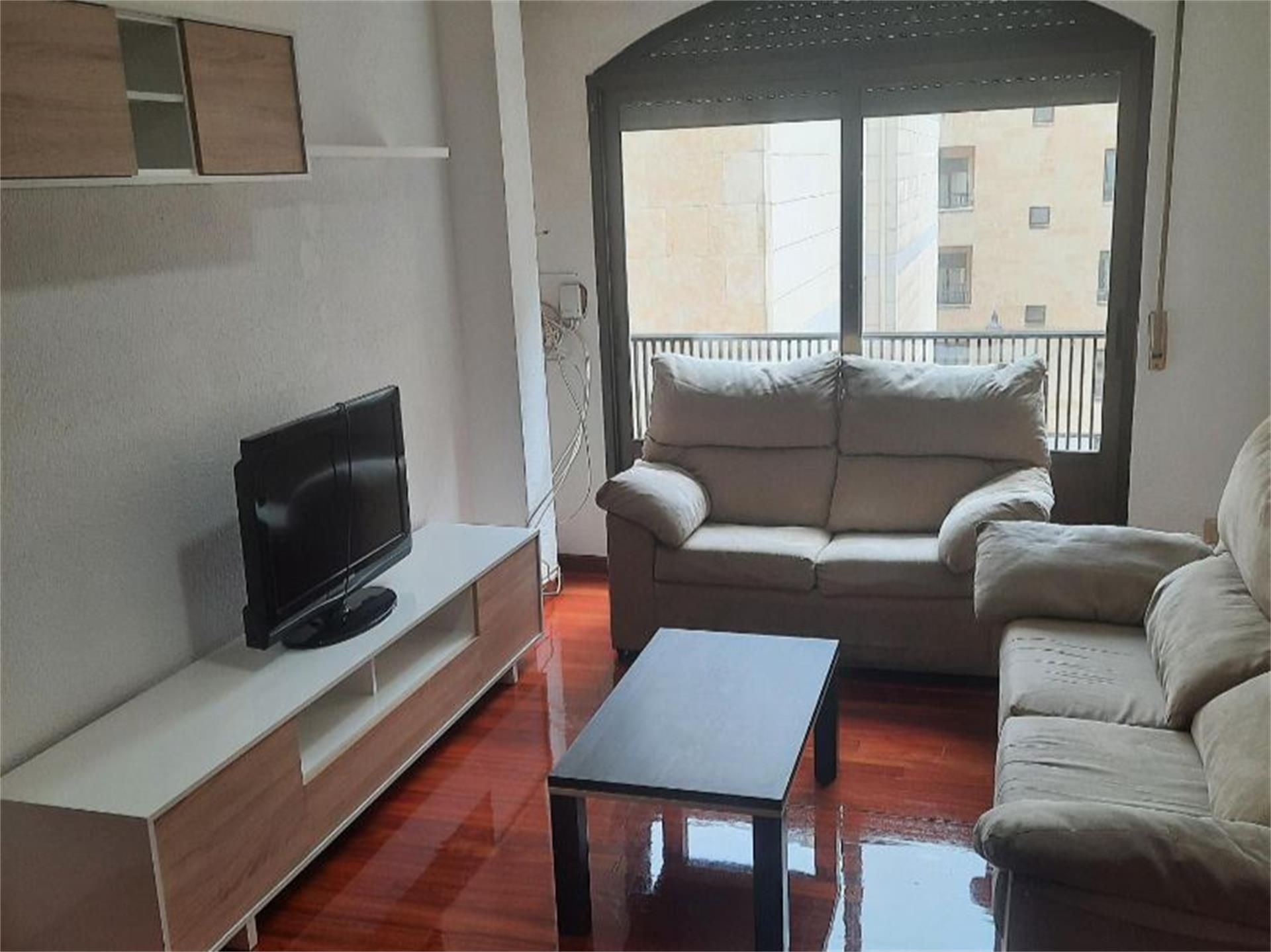 Living room of Flat to rent in Salamanca Capital  with Heating, Parquet flooring and Furnished