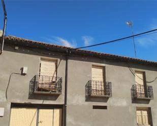 Vista exterior de Casa adosada en venda en Valdunquillo amb Balcó